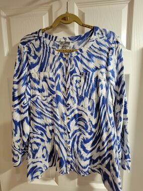 Vibrant JM Collection Petite blouse. Size 12P. Has a cool blue and white Pattern